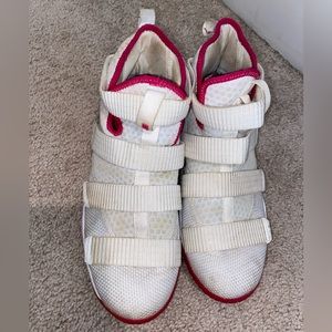 Kids Nike basketball high top tennis shoes. Size 6.5